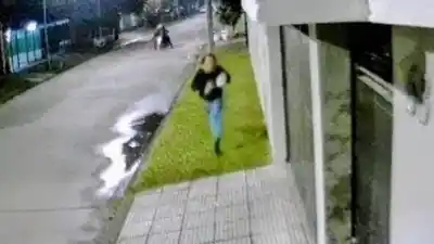 Cámara de seguridad captó el terror de una joven que escapó de motochorros en Manantial Sur