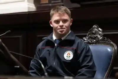 La historia de Santiago, el bombero con Síndrome de Down que conmovió a la Legislatura bonaerense