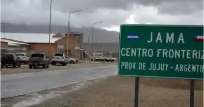 El paso a Chile se reabrió para autos, pero los camioneros siguen varados en la Puna