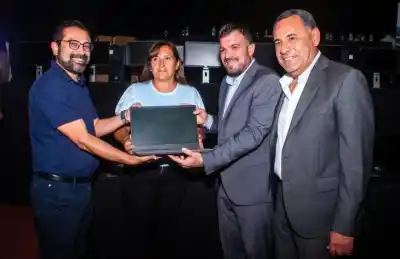 El Gobierno entregó computadoras a estudiantes para fortalecer la industria del software
