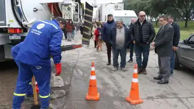 Llegaron al barrio con un tráiler y lo que encontraron adentro cambió todo