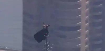 Escalaron el Empire State sin protección, desplegaron una bandera con un mensaje de paz y terminaron detenidos