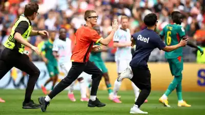Tres hinchas invadieron la cancha en el Bélgica-Senegal y paralizaron el Mundial