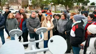 Así avanzan las obras en las plazas del barrio Siglo XXI: ¿qué están instalando?