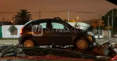 Un auto terminó encima de escombros en avenida Tavella y San Felipe y Santiago