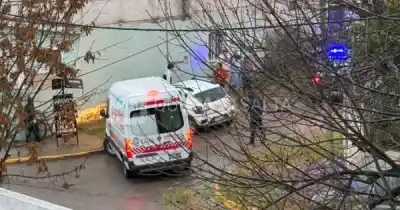 Impactante choque en Salta: un auto se incrustó contra un paredón y hay incertidumbre sobre los ocupantes