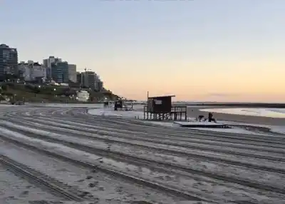 La postal que nadie esperaba: nieve y aguanieve cubrieron las playas de Mar del Plata