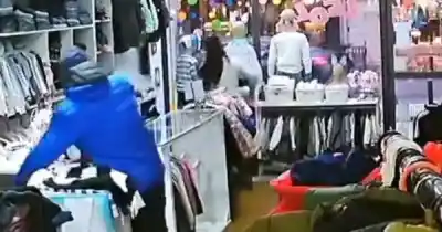 Se hizo pasar por cliente en un local de San Rafael y lo que hizo cuando la empleada se descuidó quedó filmado