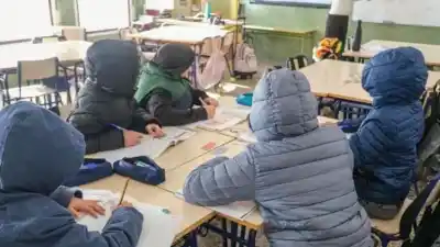 El frío extremo vació las aulas en Fiambalá: el ausentismo rozó el 95%
