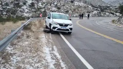 Alerta en La Cébila: nieve, escarcha y un vehículo accidentado complican la ruta
