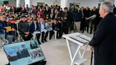 Inauguraron tres escuelas en el departamento Banda y el detalle que nadie esperaba