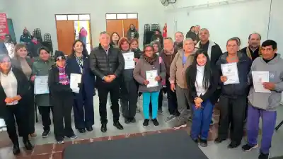 El intendente Nediani entregó escrituras a vecinos del barrio Sarmiento