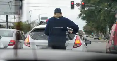 Golpeó a un conductor con un palo por negarse a que le limpie el parabrisas: la condena que recibió