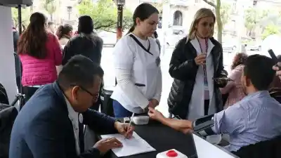 Salud acerca controles preventivos y vacunación a la comunidad en Plaza Independencia