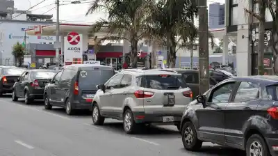 Desesperación en La Plata: dos horas de fila bajo 5° para cargar gas y sin certeza de llegar