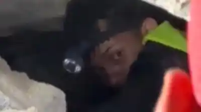 El desgarrador video que muestra cómo los rescatistas le hablan a la joven atrapada en Venezuela