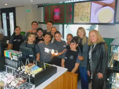 El edificio histórico que Café Martínez recuperó en Cañuelas: abrió su local 257 con 14 empleados