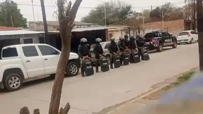 Allanaron una casa en el barrio Libertad y lo que hallaron adentro desató un operativo masivo