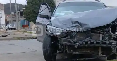 Choque violento en Salta: un auto quedó incrustado contra un paredón