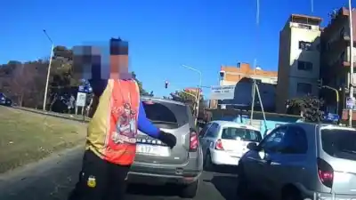 Le apuntaron con una pistola en pleno semáforo: el video que muestra cómo escapó milagrosamente