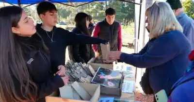 Vecinos hacen fila en El Rosedal: ¿qué esconden las bolsas que entregan gratis?