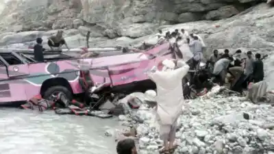 Un micro cayó al vacío en Pakistán y la cifra de víctimas es escalofriante