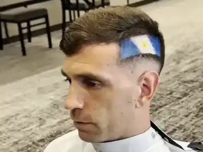 Dibu Martínez volvió a sorprender con su look: se tiñó la bandera argentina en el pelo