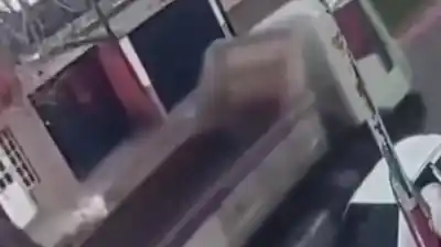 Un camión chocó un auto estacionado y una bebé de un año salió despedida: el video del impacto