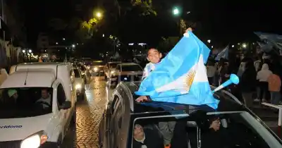 Con 4 grados y el corazón en la mano: así festejaron los salteños el pase de Argentina a octavos