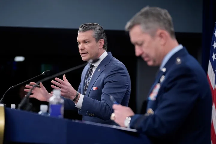 Pete Hegseth y Dan Caine. Foto: AP