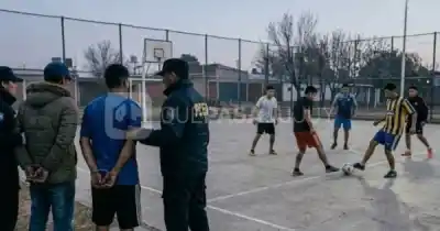 Salieron a jugar a la pelota pero terminaron esposados: el insólito hallazgo en su mochila