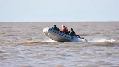 Hallan un cuerpo en la costa uruguaya y buscan saber si es uno de los pescadores perdidos