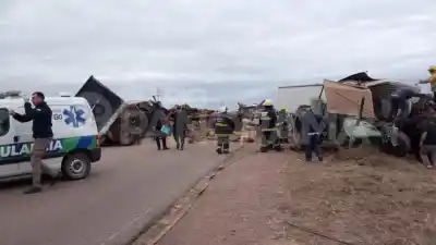 Se estrellaron un camión y un tractor en la Ruta 92 y el panorama es desolador