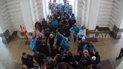 Cámaras de seguridad captaron el violento ataque a la Municipalidad de La Plata: qué revelan las imágenes