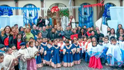 Más de 1.900 chicos bailaron en la plaza: ¿qué hizo Fuentes en el Santiago Baila?