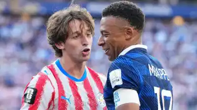 La polémica que no viste: el encontronazo de Mbappé con un jugador paraguayo que explotó las redes
