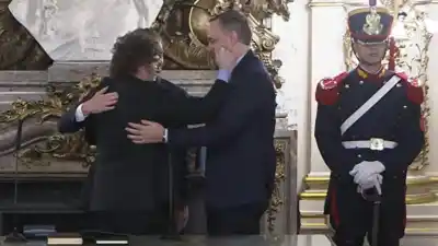 La sombra de Adorni persigue a Santilli: ¿podrá rescatar un gabinete en llamas?