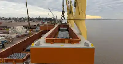 Así descargan 12 barcazas gigantes en Rosario: la operación que mueve 4.440 toneladas