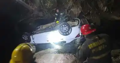 Hallaron un auto volcado en el zanjón Pescara y el conductor había desaparecido
