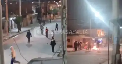 Cansados de la violencia, vecinos de Salta cortaron la calle y denuncian ataques con bombas molotov