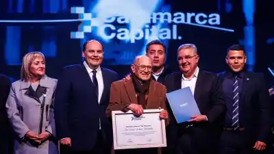 ¿Quiénes recibieron los máximos honores en el aniversario de la Capital?