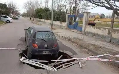 El pavimento se abrió en la noche: un auto quedó al borde de un cráter en Punta Alta