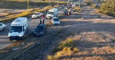 Caos en el acceso sur: un choque en cadena y un camión varado complicaron la mañana