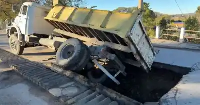 El momento exacto en que un camión hundió parte del puente de avenida Balbín en Jujuy