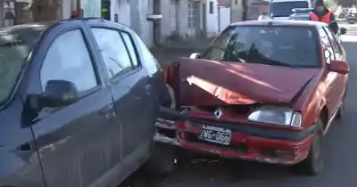 Perdió el control por un problema de salud y chocó contra un auto estacionado