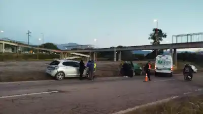 Cuatro vehículos chocaron en cadena en el acceso sur: el caos que desató el pánico en plena mañana