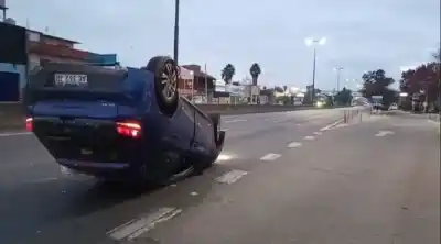 Hallaron un auto volcado con alcohol y drogas en Lomas de Zamora: los ocupantes huyeron