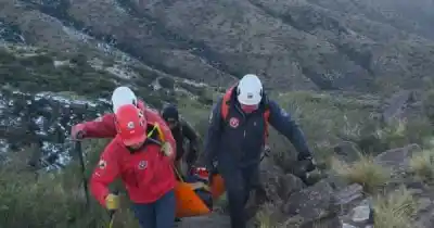 Cayó en el cerro El Gateado y el helicóptero Halcón la rescató en una operación de película