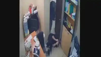 Entró a la distribuidora donde trabajó, atacó a un empleado con una pinza y se llevó $1,6 millones