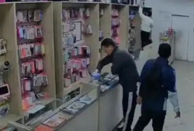 Ingresó a un local de tecnología con un cómplice y lo que se llevó quedó grabado